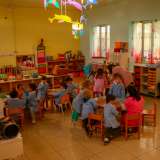 A questo proposito la signora ci conduce nell�aula dove i piccoli, con indosso grembiuli rosa e celesti...
